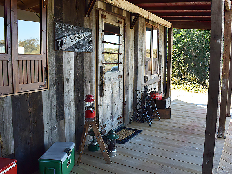 トレーラーハウス施工例　1-03　古材壁面