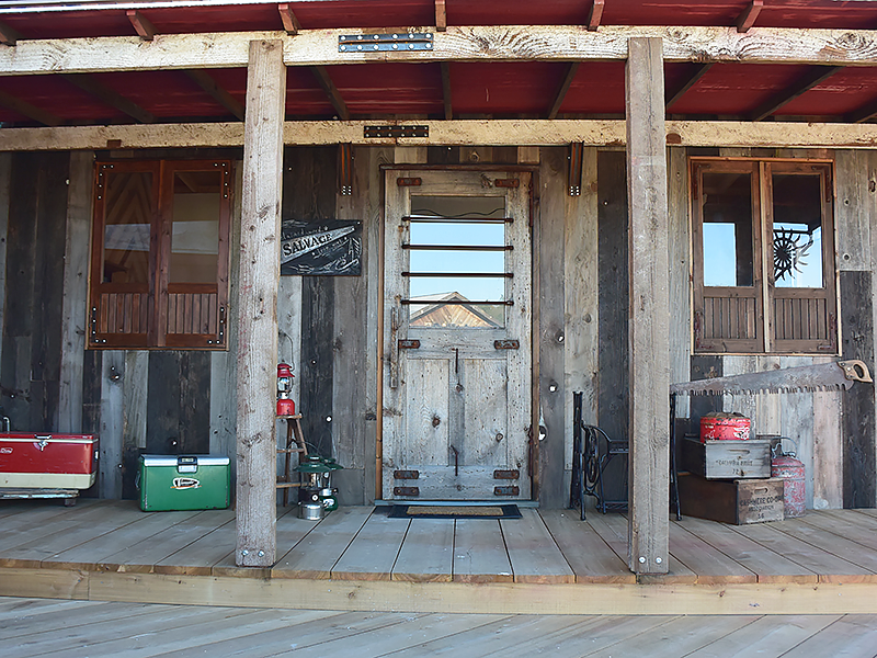 トレーラーハウス施工例　1-04　ブルーステインのドア