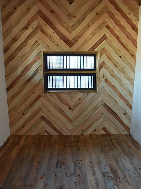 トレーラーハウス施工例　1-06　ヘリンボーンの壁