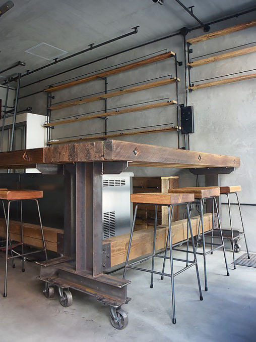 店舗施工例　3-06　古材と鉄のバーカウンターテーブル